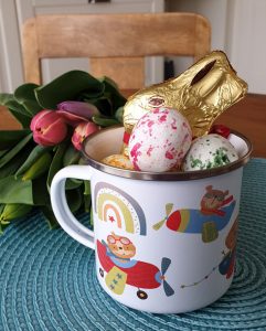 emaljmuggar med påskgodis